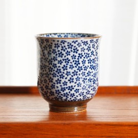 Taza de té tradicional japonesa Mino Ware Sometsuke - Patrón floral, 8 onzas, taza de té de cerámica compacta para uso diario y regalos, ideal para entusiastas del té (flor de cerezo de montaña)