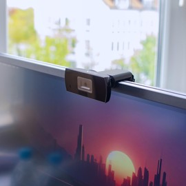 Xlayer Webcam 1080p I Full HD Webcam with Microphone I Plug & Play I Field of View with 70° I USB Port I Universal Mount I for Skype, FaceTime, Zoom, Teams I Compatible with Windows, Mac OS