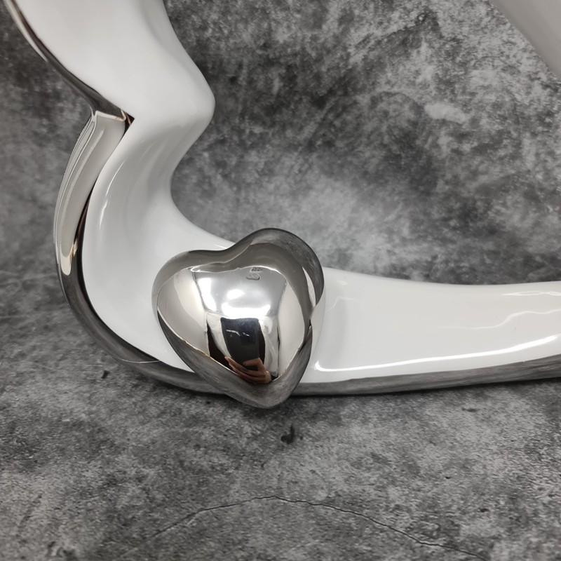 Wunderschöne Skulptur Dekofigur Herz aus Keramik weiß/silber mit Struktur Höhe