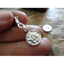 ◦•●◉✿ O BUCHSTABE GEHÄMMERTER ANHÄNGER KETTENANHÄNGER CHARM ✿◉●•◦ toller Kettenanhänger/Charm/Armband Anhänger mit Buchstabe R, Alphabet, gestempelt, geschwärzt