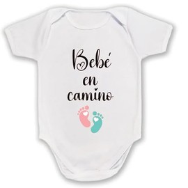 Pañalero Anuncio de Embarazo 'Bebé en Camino', Estampado con Huellas de Pies Rosa y Azul, Unitalla, Body bebé
