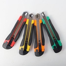 Koovi – Cutter Reforzado, 12 PZ, cúter de alta resistencia con hoja 18mm, uso escolar o de oficina, modelo 808