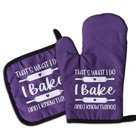 GOSJINNK Funny Baking Oven Mitts and Pot Holders（Set of 2） That's What I Do I Bake and I Know Things Heat Resistant Kitchen Mitts Silicone Non-Slip Oven Mitts Funny Baking Accessories for Baker Chef