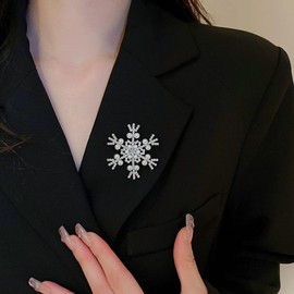 Winter Snowflake Brooch Pin Lapel Pins Pearl Flower Brooches Charms Badges for Clothing Bags Hat Suit Tie Accessory Collar Dress Decoration Jewelry Fashion Rhinestone Crystal Corsages Scarf Clip Crystal Festive Holiday Gift For Women Girls New Year Party