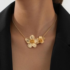 DazzBirr Chunky Gold Flower Necklace for Women Gold Floral Pendant Statement Necklace Jewelry for Women