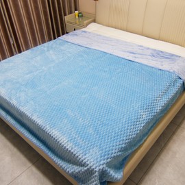 Ahinahwap Water Resistant Blanket for Bed, 80"x90" Leakproof & Pet Friendly - King Size Waterproof Blanket, Reversible & Durable Large Water Resistant Throw (Sky Blue/Pale Blue)