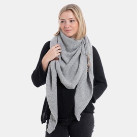 Knit Factory Coco Knitted Shawl - Triangle Scarf Women - Light Grey - Knitted winter scarf - 190x85 cm - Manufactured in Europe - Ladies scarf - Including decorative pin