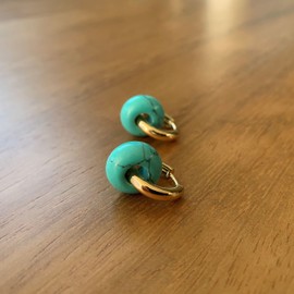 Vergoldete oder platinierte Ohrringe mit Natursteinen, Creolen mit Donut-förmigem Anhänger aus Halbedelsteinen, perfekt als Geschenk, Donut-Creolen (Türkis, Vergoldet)