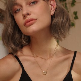 MEVECCO Dainty Gold Pendant Necklace 18K Gold Plated Simple Elegant Twist Heart CZ Necklace Classic Charm Cubic Zirconia Minimalist Jewelry Gift for Her