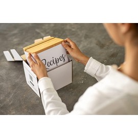 NEAT SECRETS Recipe Box With Cards and Dividers, White Metal Body, Wooden Lid with Phone Holder and Recipe Card Holder, Includes Set Of 150 4x6 Recipe Cards and 15 Recipe Card Dividers