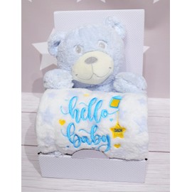 BotoBaby Kuscheltier + Decke mit Stickerei Geburt oder Taufe | Schneller Versand Hello Baby (Teddybär Blau + Decke Sternen, Hello Baby - Blau - 2025)