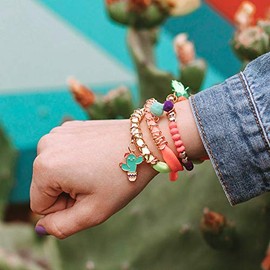 Make It Real - Cadenas y colgantes Neo-Brite. Kit para hacer pulseras con forma de cadena dorada para niñas. Kit de manualidades para crear pulseras únicas para adolescentes con cuentas de neón, colgantes de pompones únicos y cadenas doradas