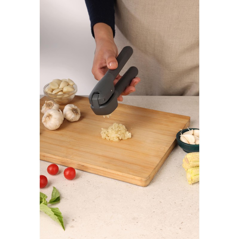 Zyliss Classic Garlic Press, Large Capacity, Easy to Clean
