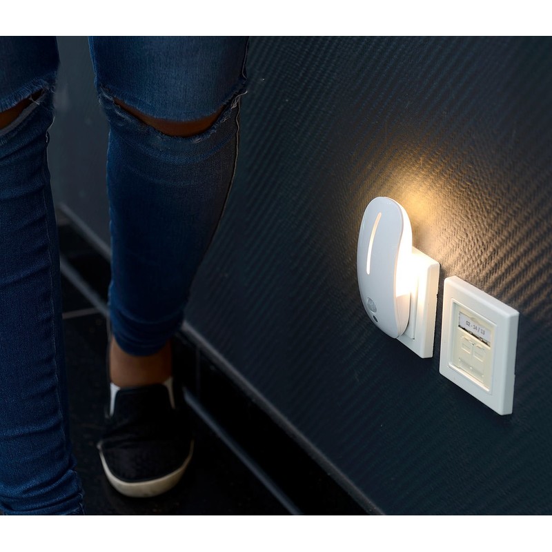 Lunartec Socket Light: LED Socket Night Light with Motion Sensor