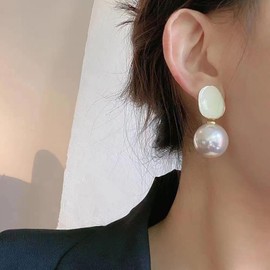 Andelaisi Boho Pearl Stud Earrings Vintage Acrylic Oval Pearl Earrings White Pearl Dangle Earrings Oversized Pearl Statement Earrings Jewelry for Women