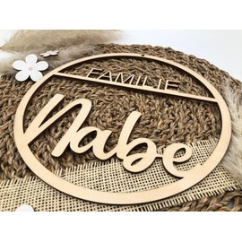 Der Einschneider Türkranz Holz Türschild Personalisiert - Türdeko Namensschild Haustür Deko Kranz Schild zum Aufhängen - Holzschild Tür Deko Modern & Ganzjährig Geeignet - Durchmesser 25cm