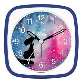 SELVA Kinderwecker Sternenhimmel mit Motiven. Schleichende Sekunde lautlos, analog, für Kinder, buntes Zifferblatt mit Licht/Weckwiederholung. Maße: 95 x 95 x 45 mm (Sternenblick)