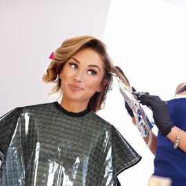 Geyoga 2 piezas impermeables para teñir el cabello, capa de maquillaje, salón de belleza, peluquero, babero, champú, corte de peinado, delantal con cierre de gancho y bucle para artistas cosméticos y peluqueros (negro), Negro -, Medium