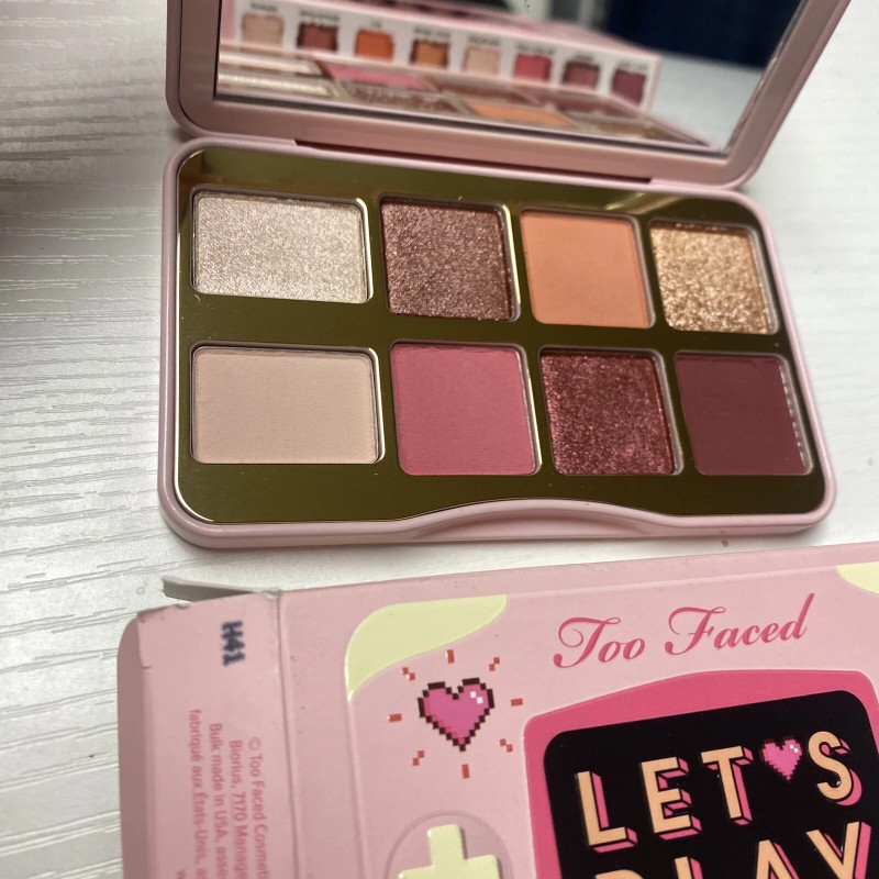 Too Faced LET'S PLAY On-the-Fly Eye Shadow Palette Bubble Gum