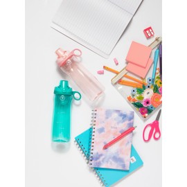 Ello Pogo - Botella de agua reutilizable de plástico de 18 onzas, paquete de 2 con tapa y asa de transporte, sin BPA, apta para deportes y viajes, apta para lavaplatos, color aguaviva/rosa