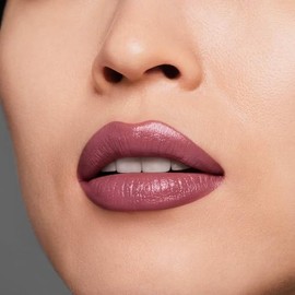 Estée Lauder Pure Color Crème Lipstick, 0.12 oz. – Color verdadero y cobertura total por 10 horas. Acabado cremoso con beneficios voluminizadores, nutritivos y acondicionadores.