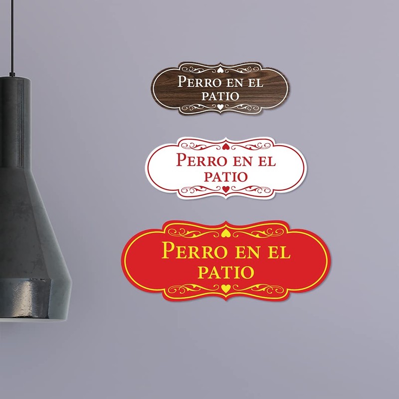 Señal de diseño español Perro en el patio (negro dorado)