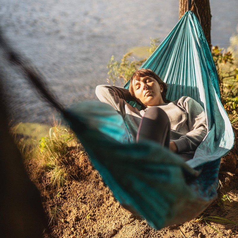 Foxelli Camping Hammock – Lightweight Parachute Nylon Portable Hammock with