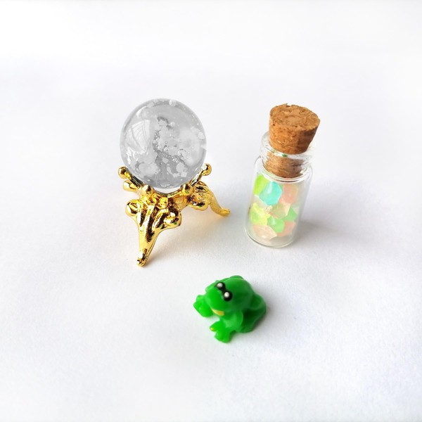 Miniature Glowing Potion Bottles, Crystal Balls & Frog Figurine, Dollhouse
