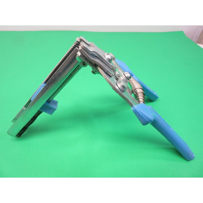 Spring loaded hog ring pliers with 600 galvanized rings for