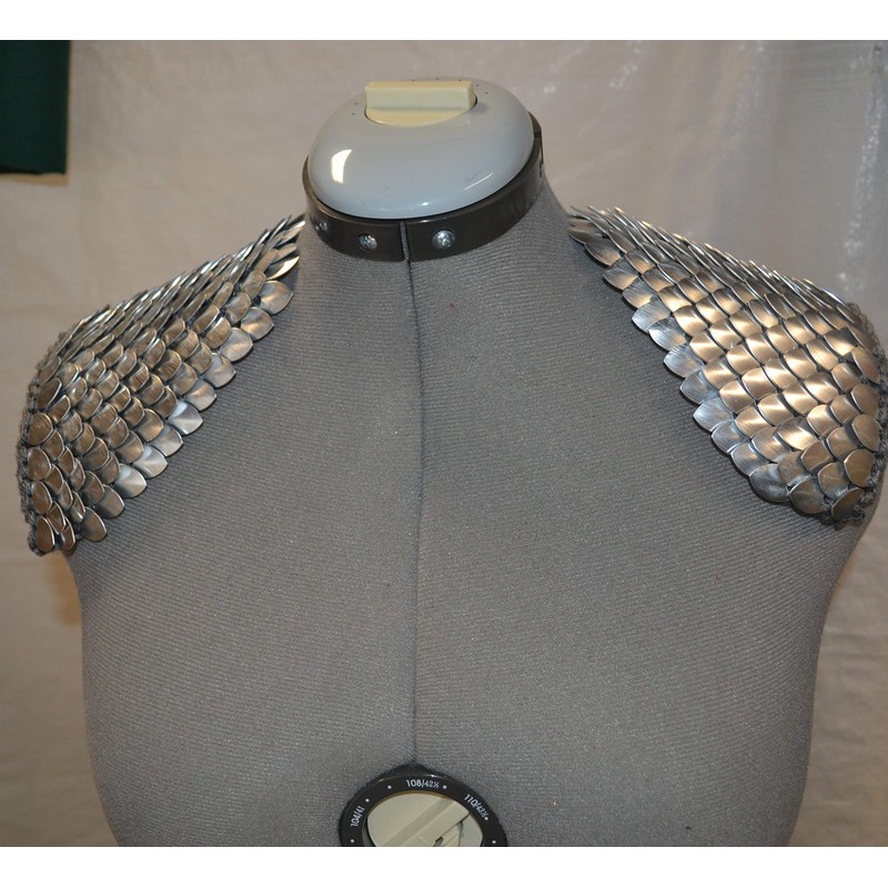 Scale Mail Epaulettes in Knitted Dragonhide Armor - Silver