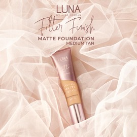LUNA Matte Foundation in MEDIUM TAN Shade - Contains Vitamin E and SPF15 - Oil-Free Face Foundations with Peach Golden Undertone - Suitable for Oily and Sensitive Skin