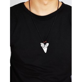 Frodete Shark Tooth Necklace for Womens Surfer Necklace Cool Beach Necklaces for Men Artificial White Shark Tooth Pendant Necklace for Women Gifts