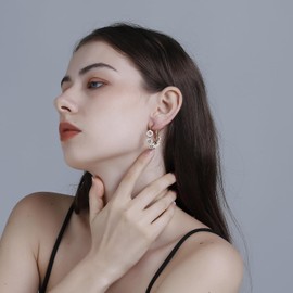 Daisy Earrings White Flower Beaded Hoop Earrings for Women Gold Floral Hoop Jewelry Dainty Cute Gifts for Women Trendy