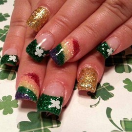 24Pcs St.Patrick's Day Press on Nails Short Square Fake Nails Gold Green Glitter Full Cover Artificial Glue on Nails with Rainbow Clover Designs Irish French Stick on Nails for Women DIY Nail Supplies