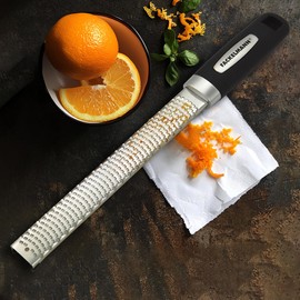 Fackelmann Grattugia lunga per formaggio, grattugia manuale per limoni, agrumi, cioccolato, scorze, lama acciaio inox, impugnatura ergonomica soft grip