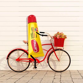 Carmex, Bálsamo Labial Hidratante Classic en Tubo sabor Fresa, para Labios Secos y Agrietados, Protege y Suaviza, 10 gr