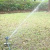 STYDDI Professional Heavy Duty Pulsating Sprinkler on Metal 3-Pronged Step