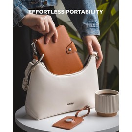 VULKIT Porta Pasaporte Familiar 4 Personas con RFID,Carteras para Pasaporte con Airtag,Monedero Viaje 2 en 1,Etiqueta Equipaje,Pulsera,Para 4 Pasaportes+Tarjetas,Efectivo (Marrón, Familiar 4 Personas)