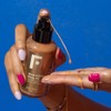 Freshly Cosmetics - Natürlicher Body Illuminator mit goldenem Glitzer -