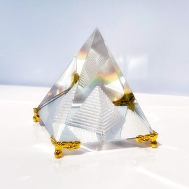 Together-life Crystal Pyramid Prism, Feng Shui Crafts Meditation Crystal with Gold Stand for Home Office Art Decor, Pyramid Gift, Stand for Prosperity, Positive Energy and Happiness (8 cm)