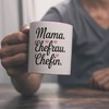Mama Ehefrau Chefin Kaffeebecher in rosa stilvolles Design geschwungene Schrift