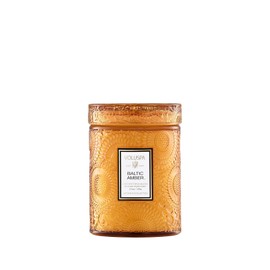 Voluspa Baltic Amber, tarro pequeño de vela, 5.5 onzas, 50 horas de combustión, mechas naturales y cera de coco para una combustión limpia, vegana, vertida en los Estados Unidos