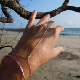 TseenYi Boho Finger Chain Bracelet Gold Tone Summer Hand Chain Jewelry for Women and Girls, Metal