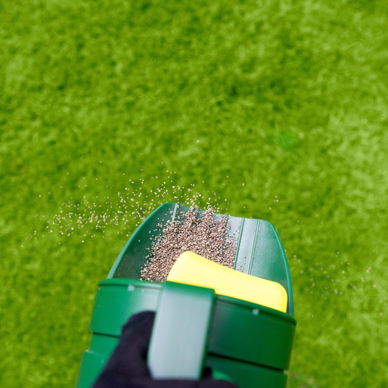 Miracle-Gro 121426 Compact Spreader-for Seeding and Feeding Your Luscious Lawn,