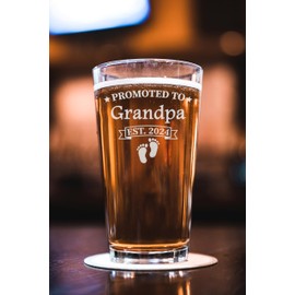Carvelita - Vaso de cerveza promocionado a Grandpa Est 2024 – Pinta de cerveza grabada de 16 onzas, regalos para nuevo abuelo, regalos de papá nuevo para hombres, regalos de abuelo por primera vez,