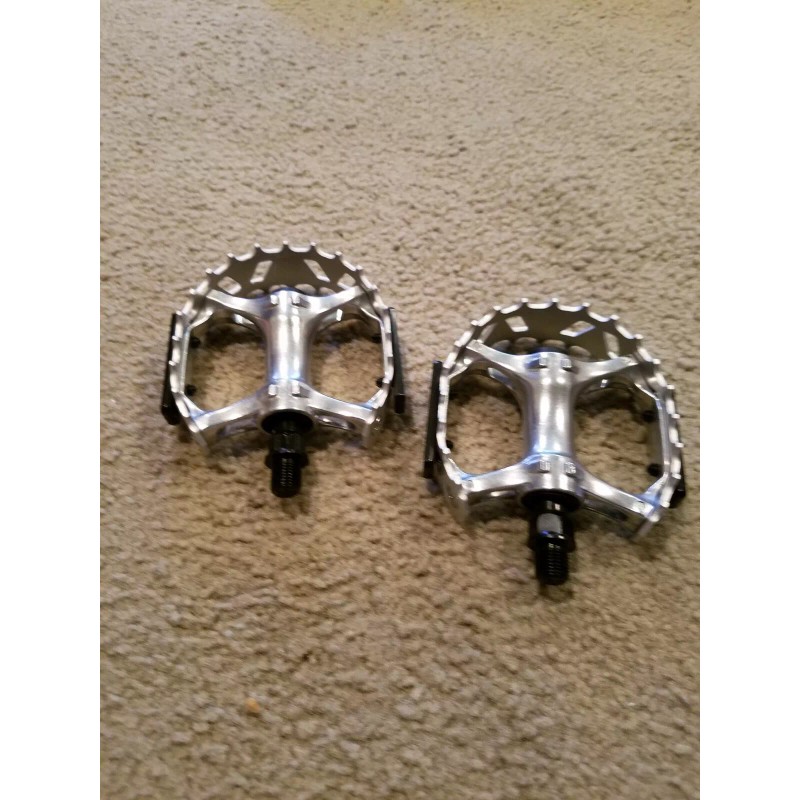 Unbranded 2 NEW BEAR CLAW STYLE BICYCLE PEDALS WITH REFLECTORS