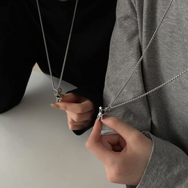 2 PCS Astronomy Spaceman Matching Couple Necklaces Moon Star Astronaut Necklace Matching Necklaces for Best Friends Astronaut Couples Necklace Set (round-silver)