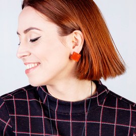 ALEXASCHA® Quadratische Statement Ohrringe • Extra große Ohrstecker mit eckigen Glassteinen • Geometrischer Glasschmuck avantgard • 20mm x 20mm x 3mm (Chilirot)