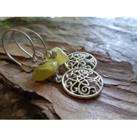 ꧁ GRÜNER NATURSTEIN MIT RUNDEM KELTISCHEN BAUM ꧂ einmalige Ohrringe an selbstgebogenen großen Haken und Steinen