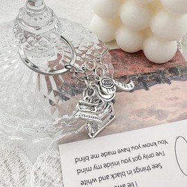 Guqqeuc Sewing Seamstress Gifts for Women Girls Sewing Machine Keyring Gift for Seamstress Daughter Granddaughter Birthday Christmas Gifts for Best Friend Sewing Gifts for Mum Sister Sew Gifts